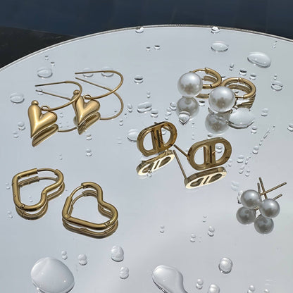 Clutch Your Pearls Earrings