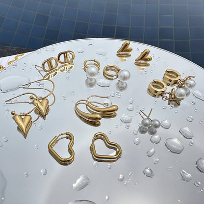 Clutch Your Pearls Earrings